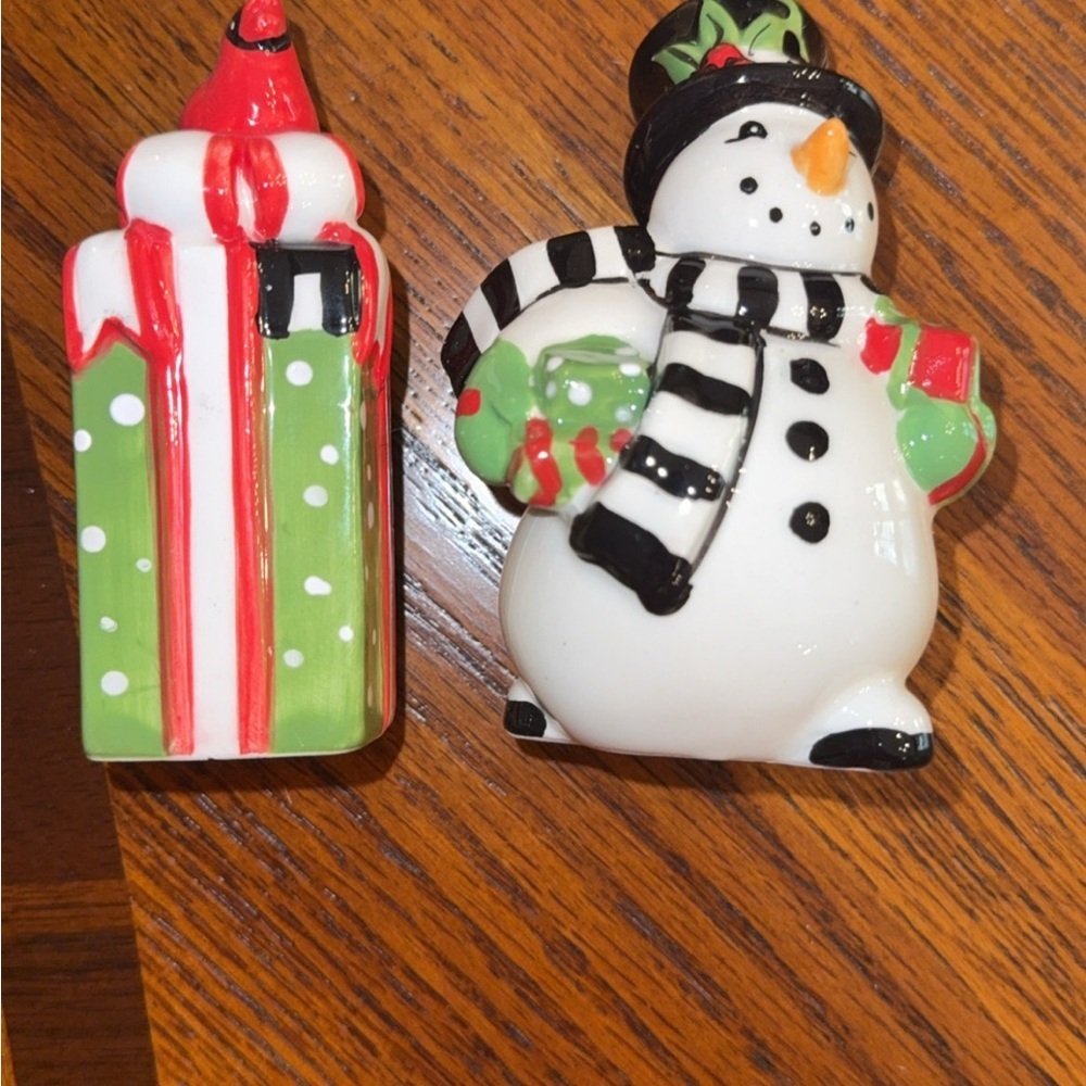 Fitz & Floyd Snowman/Gift/Red Cardinal Salt/PepperShaker Set
FROSTY'S FROLIC NEW - Picture 3 of 6